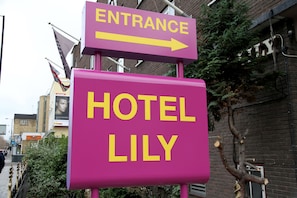 Exterior detail - Hotel Lily (London)