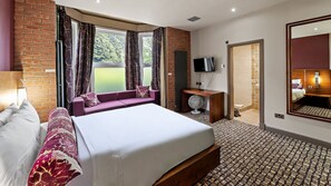 2 bedrooms, desk, iron/ironing board, bed sheets