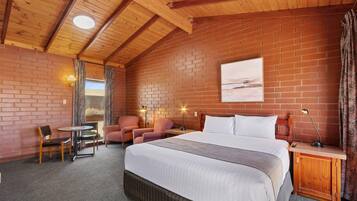 Room, 1 King Bed, Non Smoking | Desk, soundproofing, iron/ironing board, free WiFi