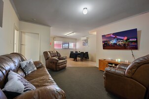Habitación, varias camas, no fumadores | Zona de estar | Una televisión LCD