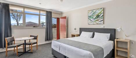 Room, 1 King Bed, Non Smoking | Desk, soundproofing, iron/ironing board, free WiFi