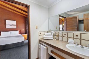 Room, 1 King Bed, Non Smoking | Desk, soundproofing, iron/ironing board, free WiFi