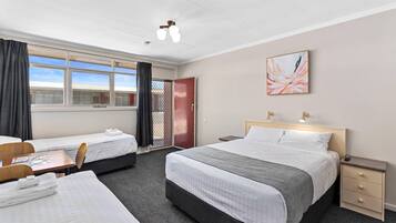 Escritorio, sistema de insonorización y tabla de planchar con plancha