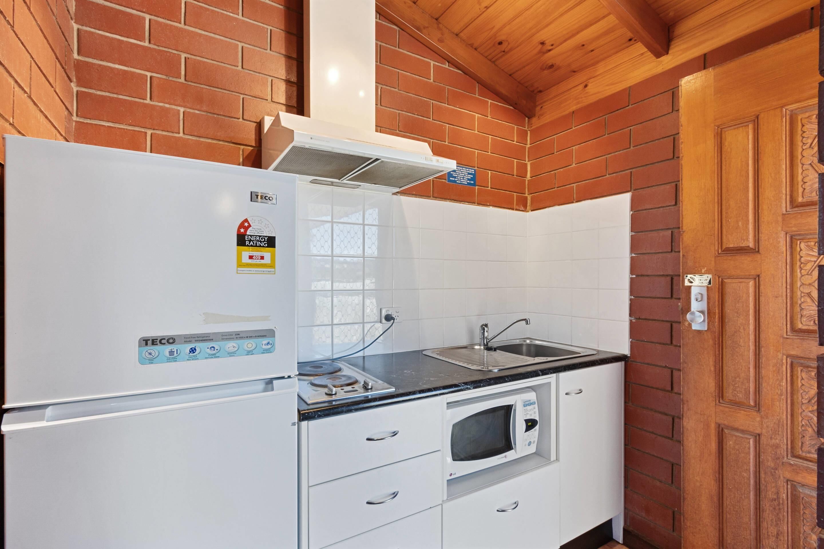 客房, 1 張特大雙人床, 非吸煙房 | 書桌、隔音、熨斗/熨衫板、免費 Wi-Fi