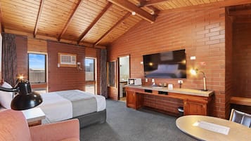 Quarto, 1 cama King, para não fumantes | Escrivaninha, quartos à prova de som, ferros/tábuas de passar roupa