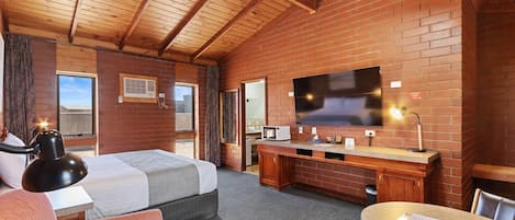 Room, 1 King Bed, Non Smoking | Desk, soundproofing, iron/ironing board, free WiFi