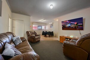 Habitación, varias camas, no fumadores | Escritorio, sistema de insonorización, tabla de planchar con plancha