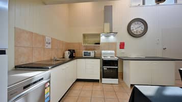 Room, Multiple Beds, Non Smoking | Private kitchen