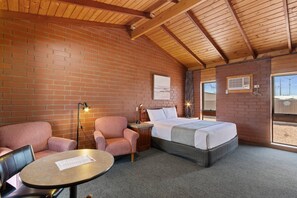 Room, 1 King Bed, Non Smoking | Desk, soundproofing, iron/ironing board, free WiFi