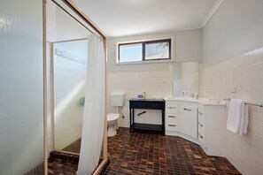Room, Multiple Beds, Non Smoking | Bathroom | Free toiletries, hair dryer, towels, soap - Econo Lodge Port Augusta (Port Augusta)