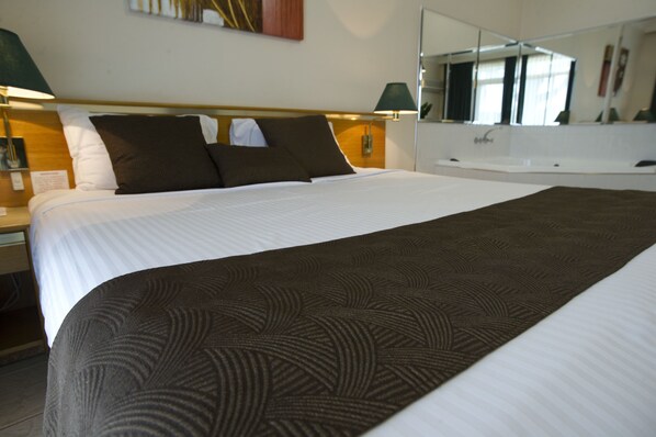 Suite, hidromasaje | Camas con pillow-top, escritorio y insonorización 