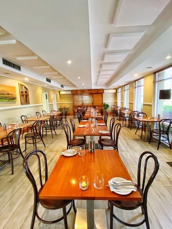 Se sirven almuerzos y cenas. Mid City Motor Inn