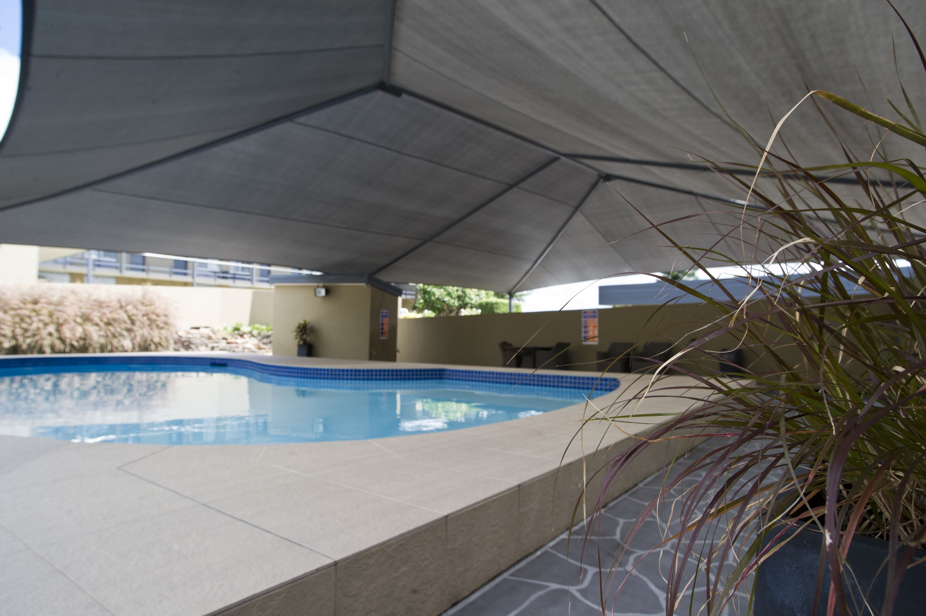 Kolam renang outdoor, dengan kursi berjemur