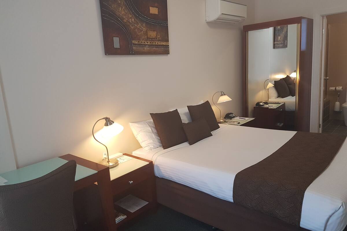 Double Room, 1 Queen Bed | Pillow-top beds, desk, soundproofing, iron/ironing board