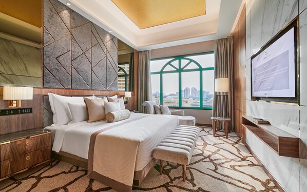 Una habitación de hotel moderna con una cama grande, televisión, vistas a la ciudad y un diseño de pared geométrico original.