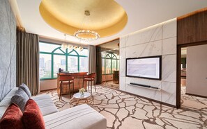 Suite – premier, 1 soverom, Club Lounge-tilgang, executive-nivå (Suite) | Oppholdsområde | En 50-tommers TV med digitale kanaler