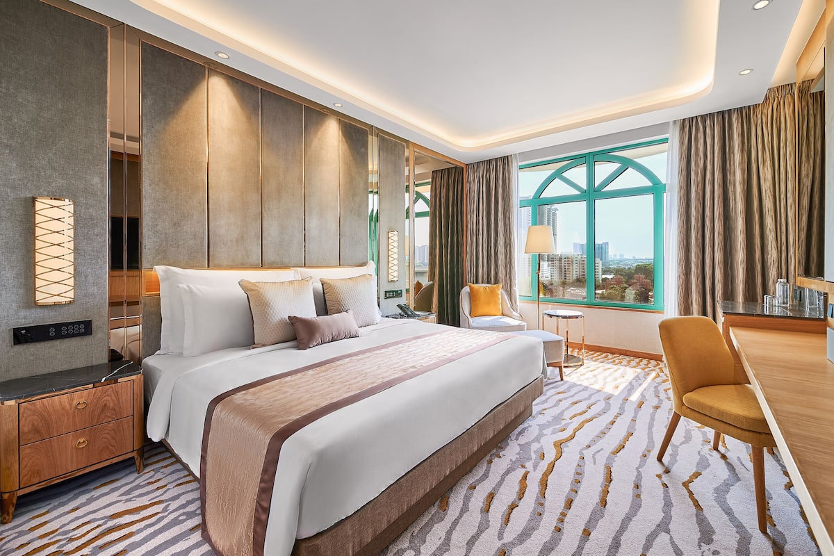 Deluxe Room, 1 Bedroom | 1 bedroom, premium bedding, down comforters, free minibar