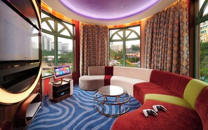 Quarto família, 1 quarto (Fun Suite) | Área de estar | TV 50 polegadas com canais digitais