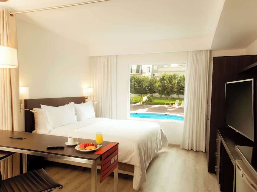 Caja de seguridad en la habitación, escritorio y cortinas blackout