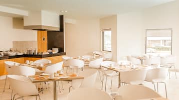 Petit déjeuner buffet servi tous les jours en supplément