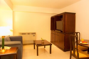 Zimmersafe, Schreibtisch, Verdunkelungsvorhänge, Bügeleisen/Bügelbrett