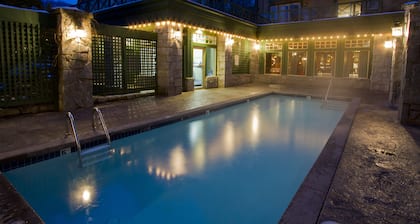Pinnacle Hotel Whistler Village
