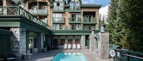 Piscine extérieure, chaises longues