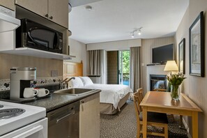 Estudi en suite estàndard, 1 llit de matrimoni, cuina bàsica | Cuina privada | Frigorífic gran, microones, forn i placa de cuina 