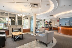 Reception - Pinnacle Hotel Whistler Village (Whistler)