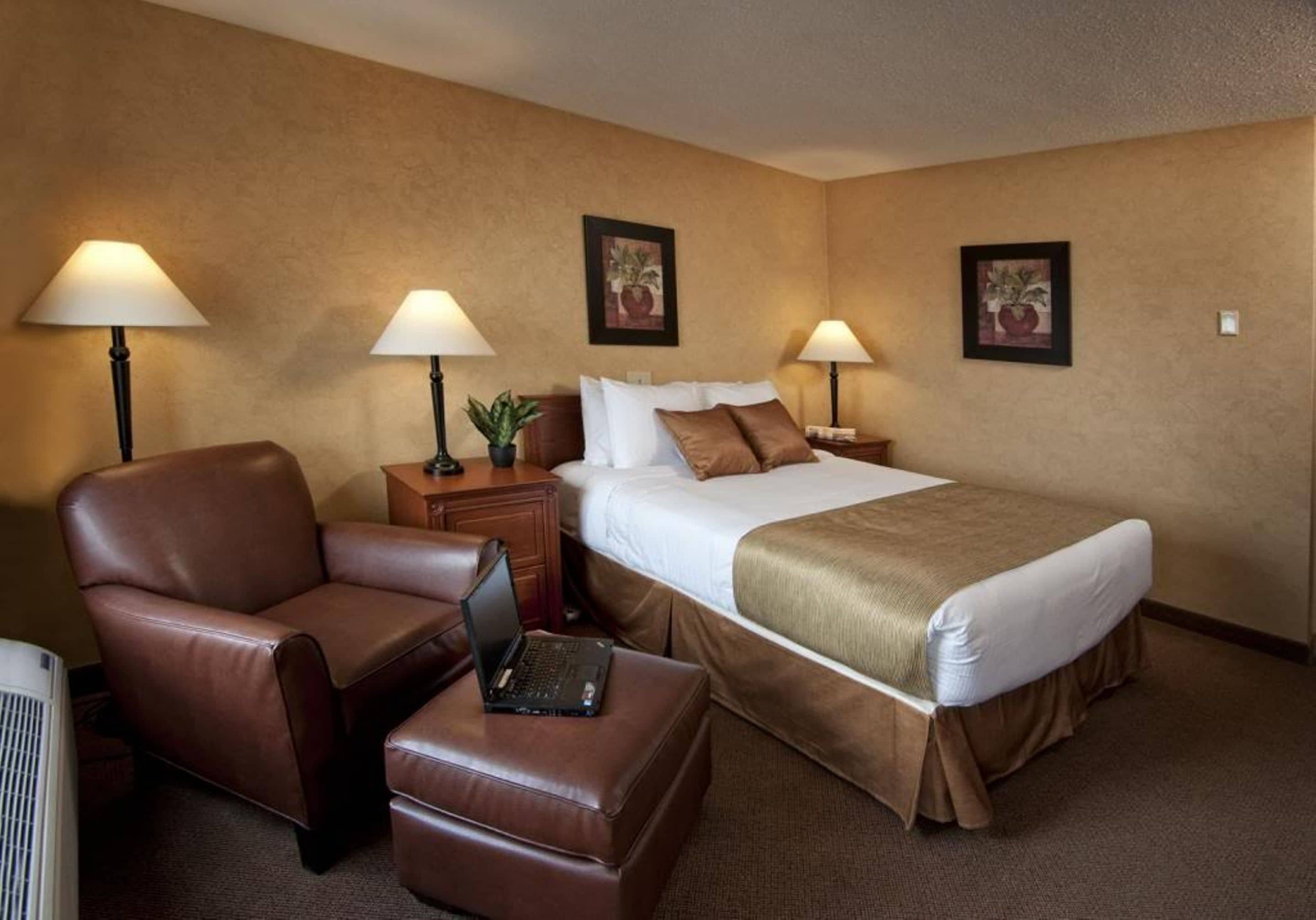 signature room, 1 king bed | 1 bedroom, premium bedding, pillow-top beds, desk