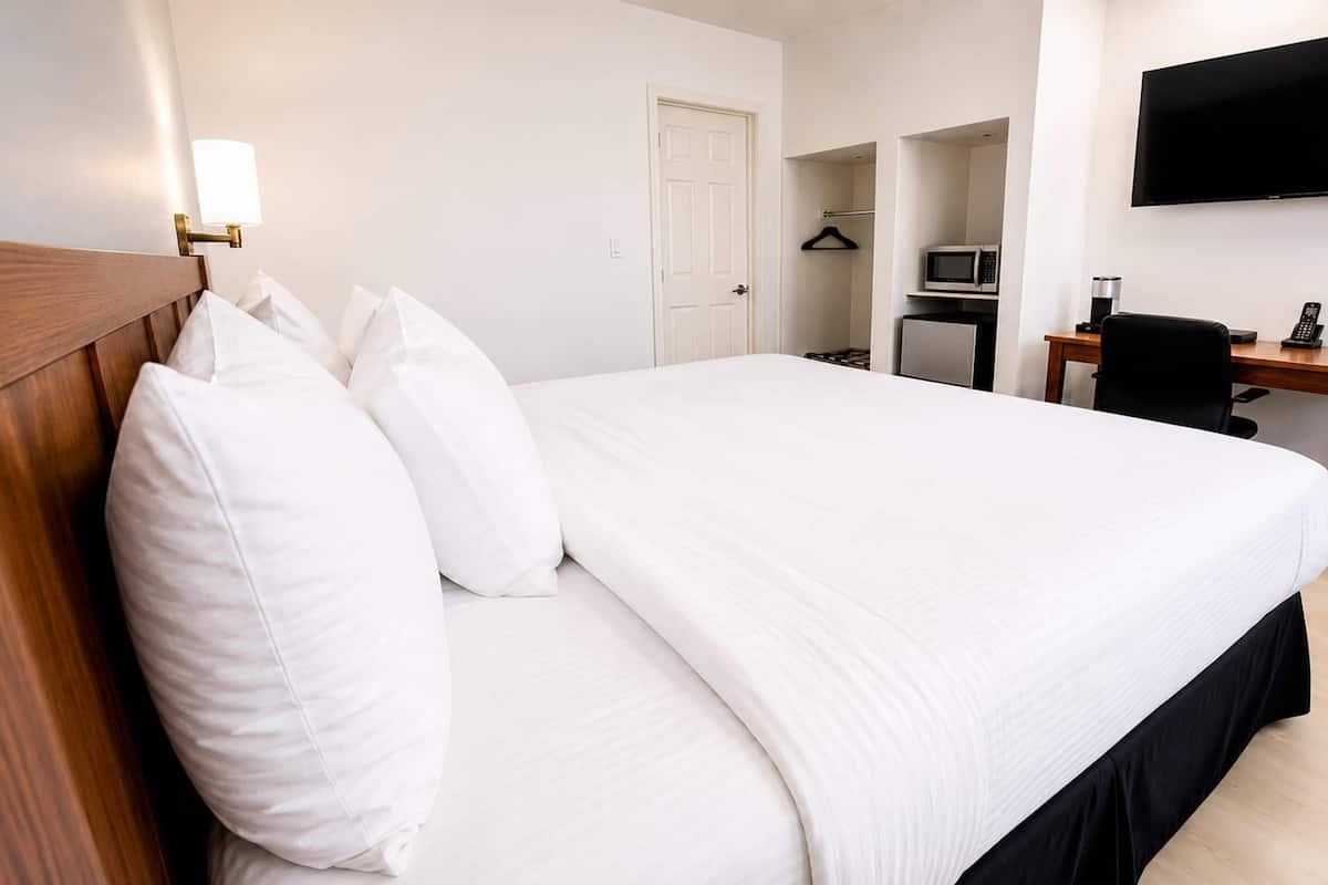 Standaard kamer, 1 kingsize bed, niet-roken | Luxe beddengoed, pillowtop-bedden, een bureau, verduisterende gordijnen