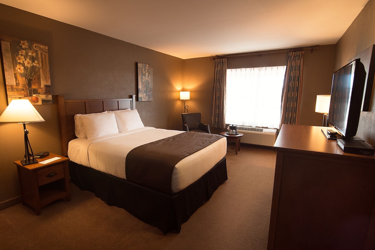 Premium bedding, pillowtop beds, desk, blackout drapes