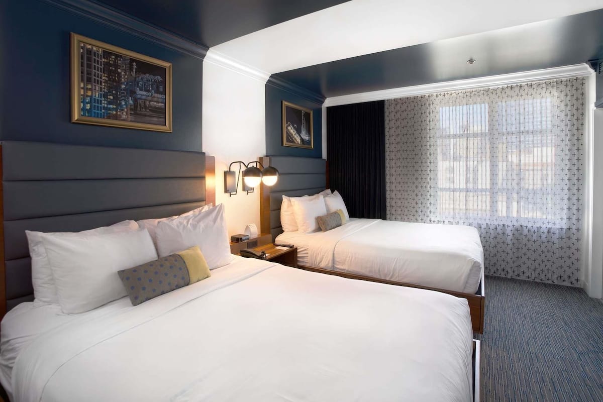 Chambre supérieure, 2 grands lits, vue sur la ville | Literie de qualité, lit avec matelas à plateau-coussin, coffre-fort