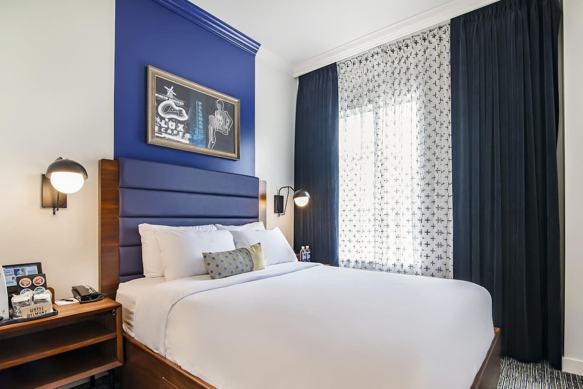 Chambre classique, 1 grand lit | Literie de qualité, lit avec matelas à plateau-coussin, coffre-fort