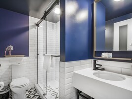 Quarto clássico, 2 camas de casal, vista para a cidade | Roupas de cama premium, camas com colchões pillow-top