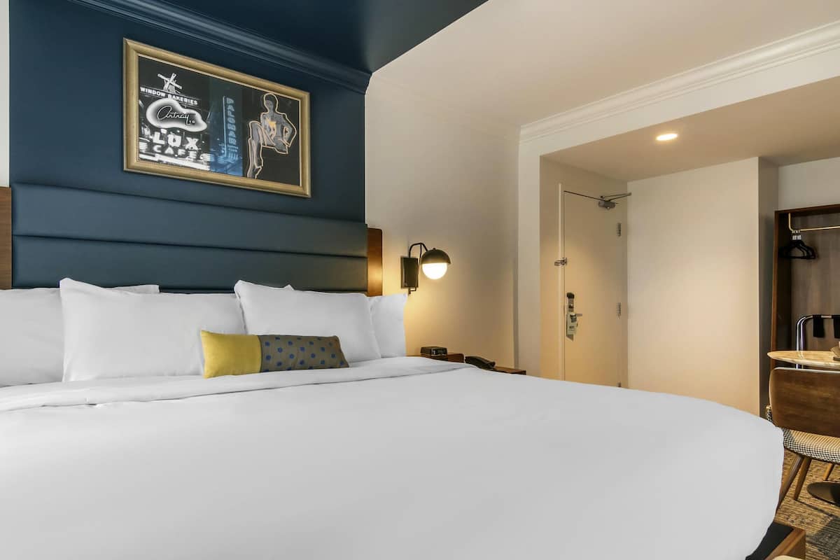 Kamar Premium, 1 Tempat Tidur King, pemandangan kota | Seprai premium, bantalan ekstra lembut, dan brankas