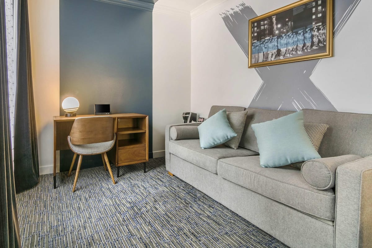 Suite Junior, Plusieurs lits, vue sur la ville | Literie de qualité, lit avec matelas à plateau-coussin, coffre-fort