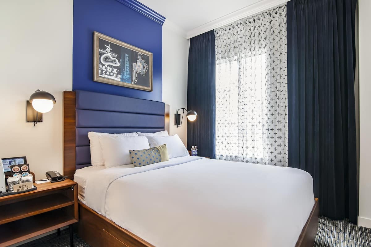 Kamar Klasik, 1 Tempat Tidur Queen | Seprai premium, bantalan ekstra lembut, dan brankas