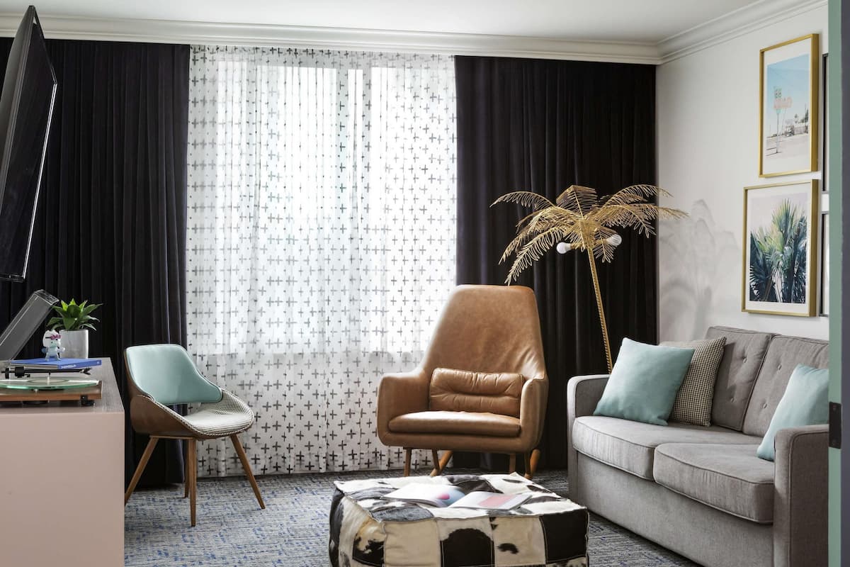 Suite, 1 chambre, vue sur la ville | Literie de qualité, lit avec matelas à plateau-coussin, coffre-fort