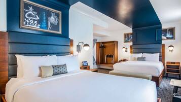 Rom – superior, 2 queensize-senger, byutsikt | Sengetøy av topp kvalitet, senger med overmadrass og safe på rommet