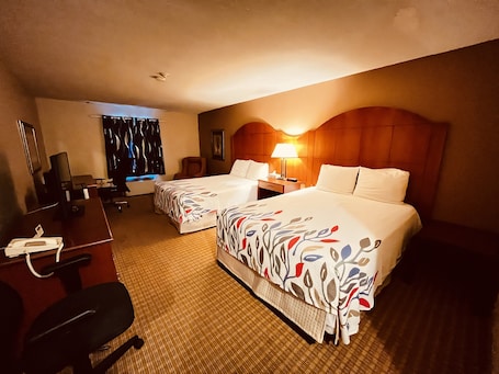 Escritorio, cortinas blackout y tabla de planchar con plancha . Best Value Inn & Suites Parry Sound