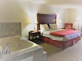 King Room with Hot Tub | Desk, blackout drapes, iron/ironing board, free WiFi