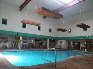 Una piscina cubierta