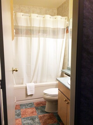 Habitación doble estándar, 2 camas matrimoniales | Baño