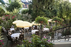 Outdoor dining - Hotel Park Villa (Vienna)
