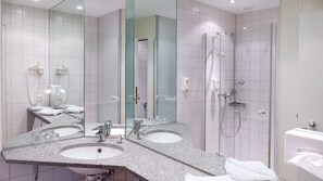 Shower, hair dryer, towels - Central Hotel Löwen (Feldkirch)