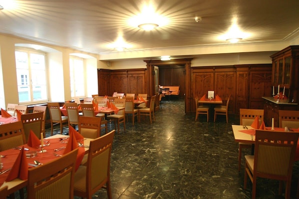 Tägliches Frühstücksbuffet (13 EUR pro Person)