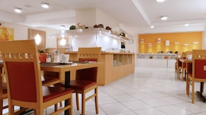 Bữa sáng buffet hàng ngày (13 EUR/mỗi người)