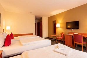 Standard Triple Room | 1 bedroom, desk, laptop workspace, blackout drapes