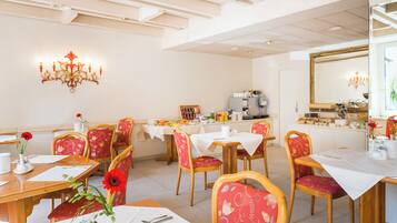 Tägliches Frühstücksbuffet (15 EUR pro Person)